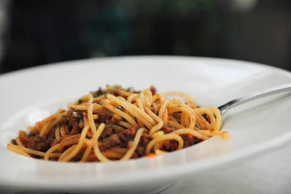 Spagetti Bolognese Darált Marhahússal Paradicsommártással Parmezános Sajttal Bazsalikommal Díszítve Olasz — Stock Fotó