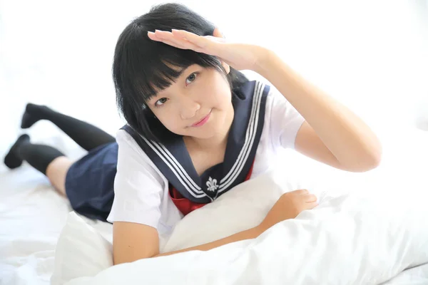 Porträt Japanisch Schulmädchen Weiß Ton Bett Zimmer — Stockfoto