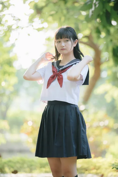 公園屋外映画ビンテージ スタイルを見てアジアの日本人学校の女の子コスチュームの肖像画 — ストック写真