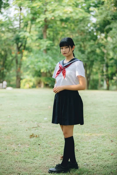 Ritratto Asiatica Giapponese Scuola Ragazza Costume Guardando Parco All Aperto — Foto Stock