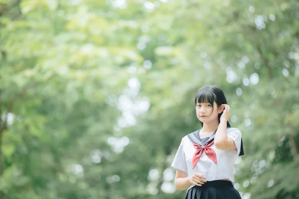 Retrato Asiático Japonês Escola Menina Traje Olhando Para Parque Livre — Fotografia de Stock