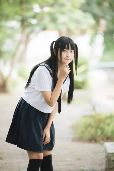公園屋外映画ビンテージ スタイルを見てアジアの日本人学校の女の子コスチュームの肖像画 — ストック写真