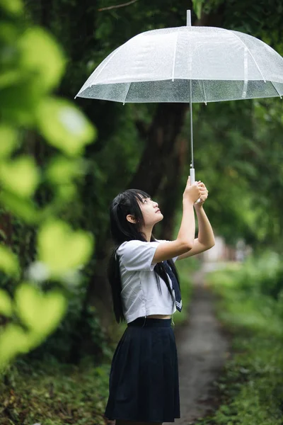 Portrét Asijské Školy Dívka Chůze Deštníkem Přírodě Chodník Prší — Stock fotografie