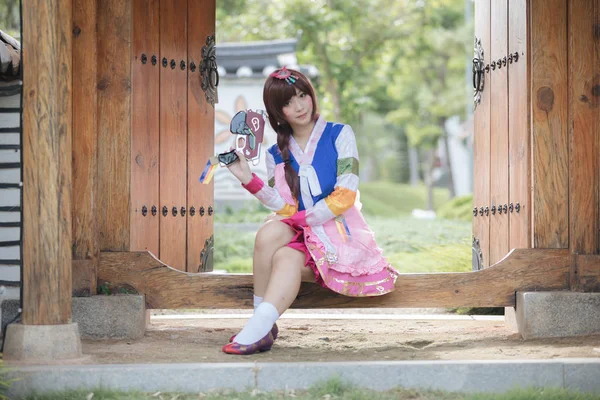 Retrato Hanbok Traje Jovem Mulher Olhando Sorrir Parque Coreano — Fotografia de Stock