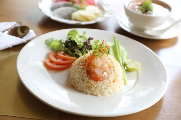 Arroz Frito Con Camarones Sobre Mesa Madera —  Fotos de Stock