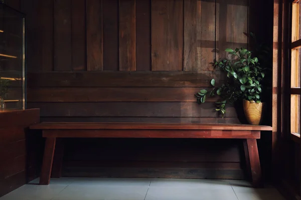 日式木制咖啡厅 带椅子酒吧和桌子 — 图库照片