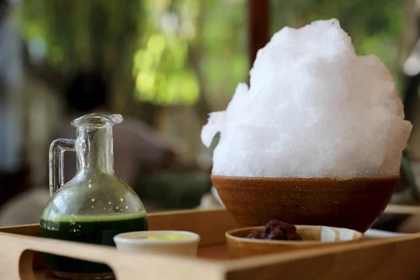 Delicioso Verde Helado Afeitado Dulce Japonés Mesa Madera Cafetería Japonesa —  Fotos de Stock