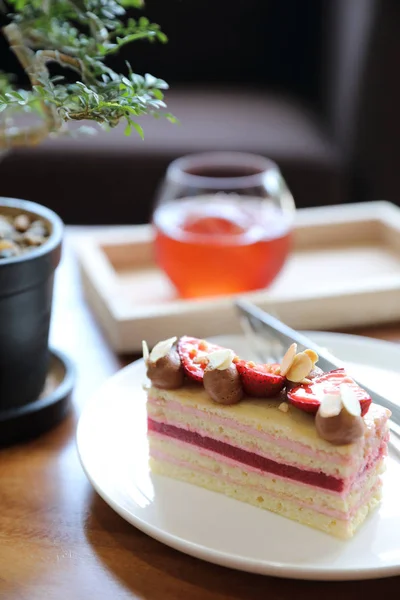 Erdbeerkuchen Dessert Süßspeise Mit Erdbeernüssen Und Kuchen Auf Holztisch — Stockfoto