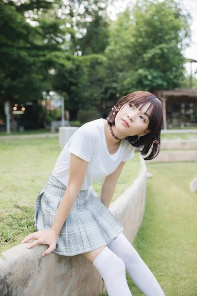 Retrato Menina Asiática Com Camisa Branca Saia Sentado Livre Natureza — Fotografia de Stock