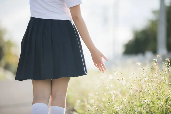 Porträtt Asiatiska Japanska School Girl Kostym Tittar Park Utomhus Film — Stockfoto