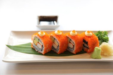 California rollsl suşi yumurta salatalık avokado krem peynir kırmızı havyar Sushi Menüsü ile. Japon yemekleri. Amerikan tarzı