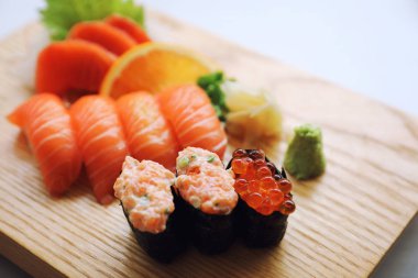 Somon suşi ve sashimi ahşap plaka Japon yemekleri