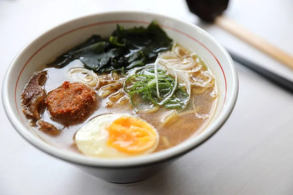 拉面日本面条汤食品与面条猪肉蛋海藻 — 图库照片