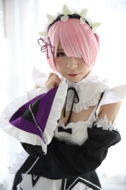 Japonya anime cosplay kadın, beyaz Japon hizmetçi beyaz sesi odasında portresi