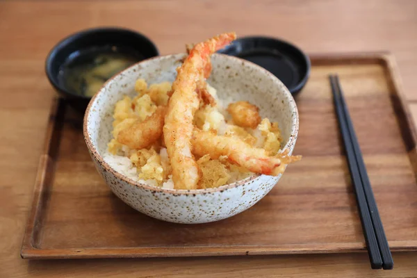 天ぷら丼 揚げご飯和食木製テーブルの上にエビの天ぷら — ストック写真