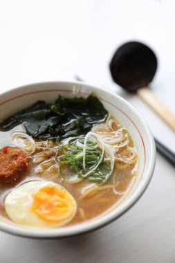 Ramen Japon şehriye çorbası gıda şehriye domuz eti yumurta yosun ile 