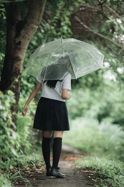 Retrato Niña Escuela Asiática Caminando Con Paraguas Pasarela Naturaleza Lluvia —  Fotos de Stock