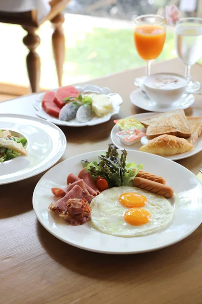 Ontbijt Met Gebakken Eieren Bacon Worstjes Bonen Toast Frisse Salade — Stockfoto