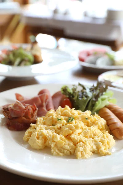 Petit Déjeuner Oeuf Brouillé Avec Saucisse Bacon Salade Sur Fond — Photo