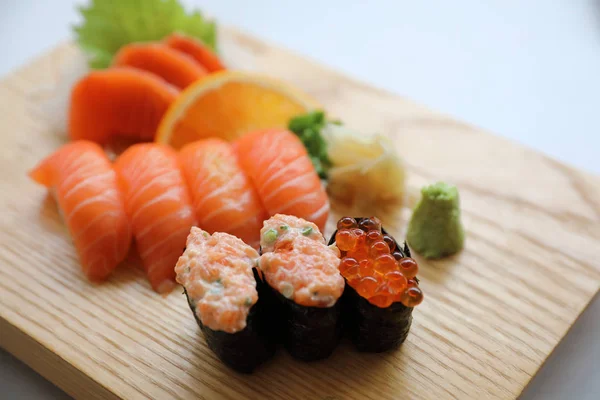 Sushi Łososiem Sashimi Drewno Płyta Japoński Żywności — Zdjęcie stockowe