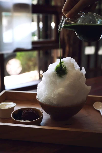 Delicioso Verde Helado Afeitado Dulce Japonés Mesa Madera Cafetería Japonesa —  Fotos de Stock