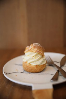 choux krem üzerinde ahşap masa