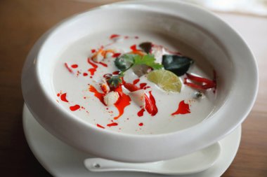 Tom kha gai çorbası, Tay Hindistan cevizi çorbası baharatlı ve ekşi sıcak çorba Tayland mutfaklarının Hindistan cevizi sütü ile