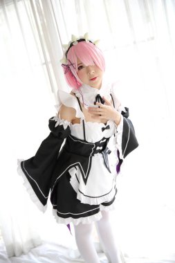 Japonya anime cosplay kadın, beyaz Japon hizmetçi beyaz sesi odasında portresi