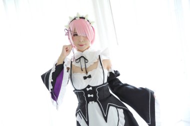 Japonya anime cosplay kadın, beyaz Japon hizmetçi beyaz sesi odasında portresi