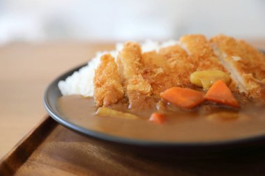 Kızarmış domuz eti tonkatsu ahşap masa üzerinde Japon mutfağının köri pirinç