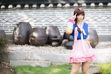 Portre seyir Hanbok genç kadın kılık ve gülümseme Kore Park