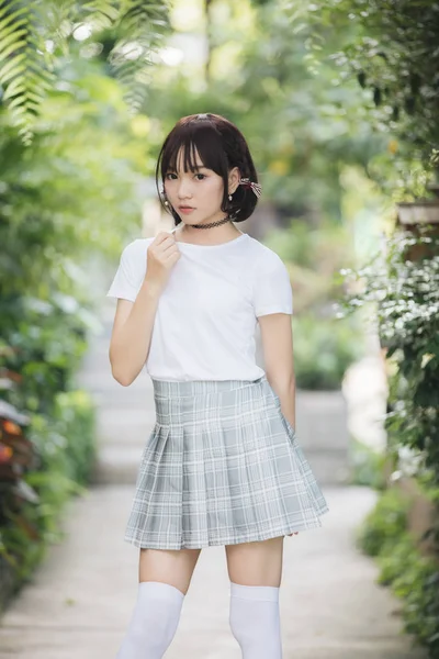 白いシャツとスカートを着たアジアの女の子の肖像画屋外自然ヴィンテージフィルムスタイル — ストック写真