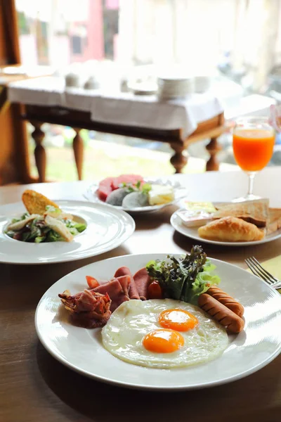 Breakfast Set Fried Eggs Bacon Sausages Beans Toasts Fresh Salad — Stock Photo, Image