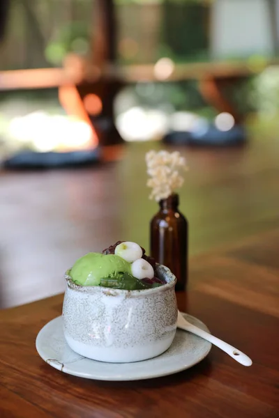 日本甜点安米苏绿茶冰淇淋红豆和莫吉 — 图库照片