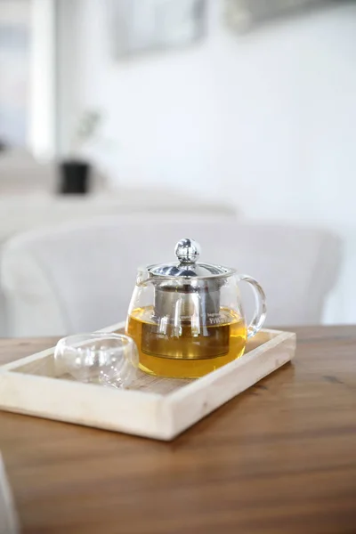 木製のテーブル上のティーポット飲料とホット茶碗 — ストック写真