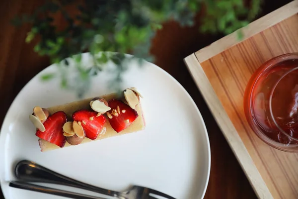 草莓蛋糕甜点甜食与草莓坚果和木桌蛋糕 — 图库照片