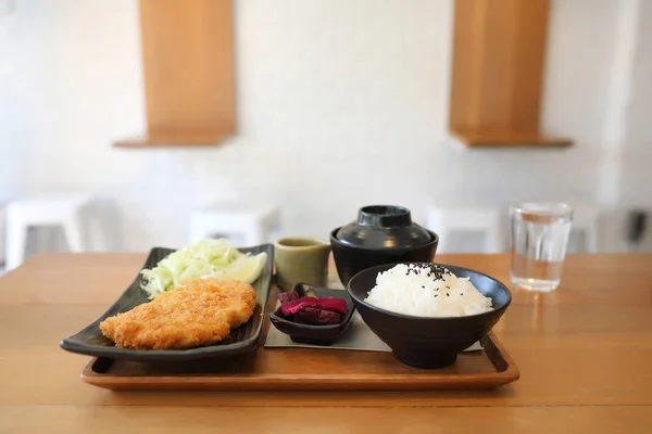 테이블 음식에 수프와 튀긴된 돼지고기 — 스톡 사진