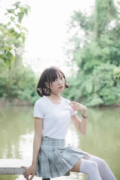 Retrato Chica Asiática Con Camisa Blanca Falda Sentado Naturaleza Aire —  Fotos de Stock