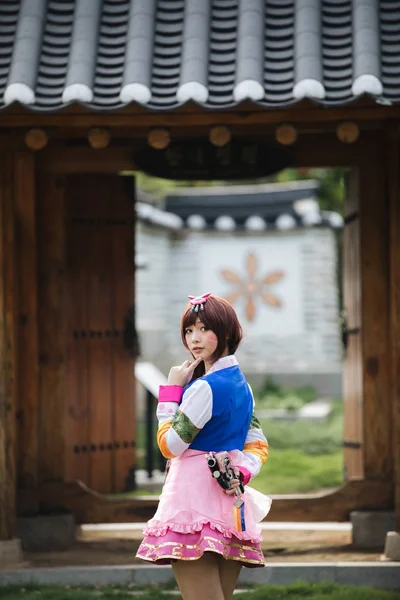 Retrato Hanbok Traje Jovem Mulher Olhando Sorrir Parque Coreano — Fotografia de Stock