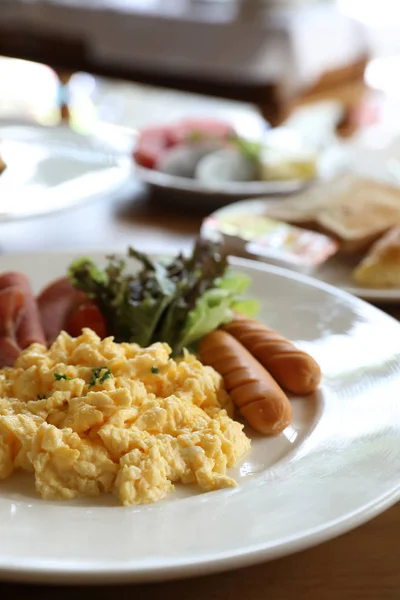 Petit Déjeuner Oeuf Brouillé Avec Saucisse Bacon Salade Sur Fond — Photo