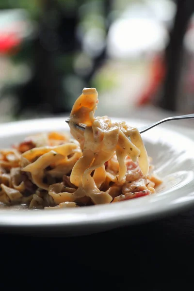 Molho Branco Macarrão Com Bacon Cogumelo Sobre Fundo Madeira Luz — Fotografia de Stock