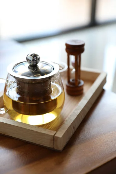 木桌上的热茶杯配茶壶饮料 — 图库照片