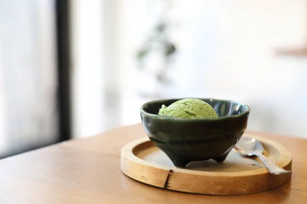 Helado Verde Japonés Con Cobertura Frijol Rojo Mesa Madera Cafetería — Foto de Stock