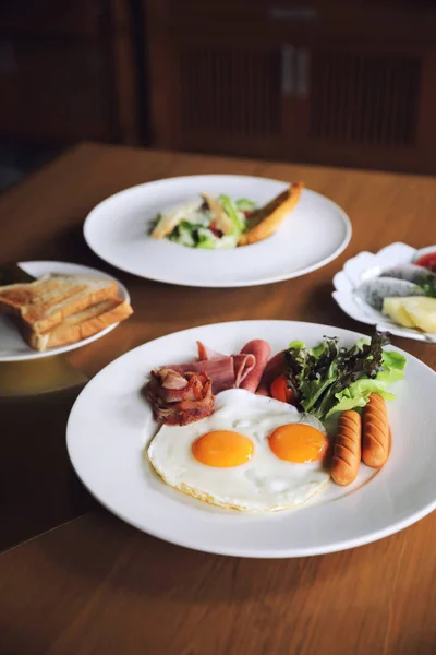 Set Petit Déjeuner Avec Œufs Frits Bacon Saucisses Haricots Toasts — Photo