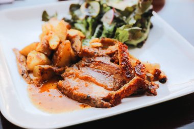 Porchetta Herb doldurulmuş kavrulmuş domuz yağı ahşap arka plan üzerinde