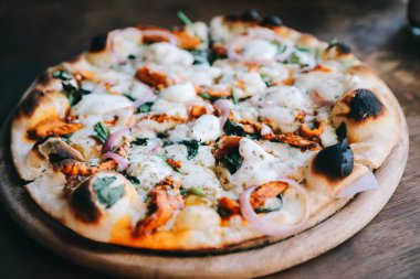 Tandır tavuk Pizza ahşap tablo