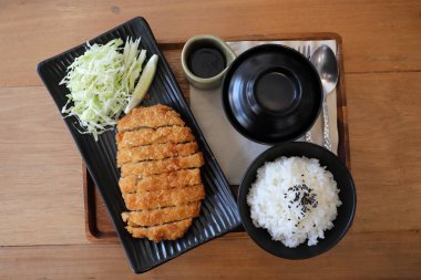 Tonkatsu kızarmış domuz pirzola pirinç ve çorba ahşap masa Japon gıda ile