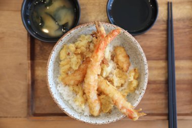 Tempura donburi, Kızarmış karides tempura pirinç Japon gıda ahşap tablo