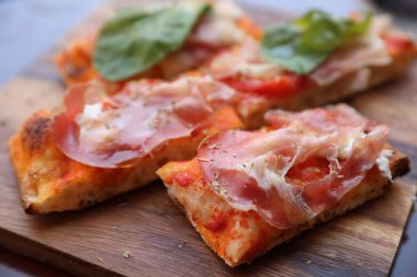 Parma ham salata roket ve parmesan pizza koyu ahşap zemin üzerine kapatın. Italyan Mutfagi