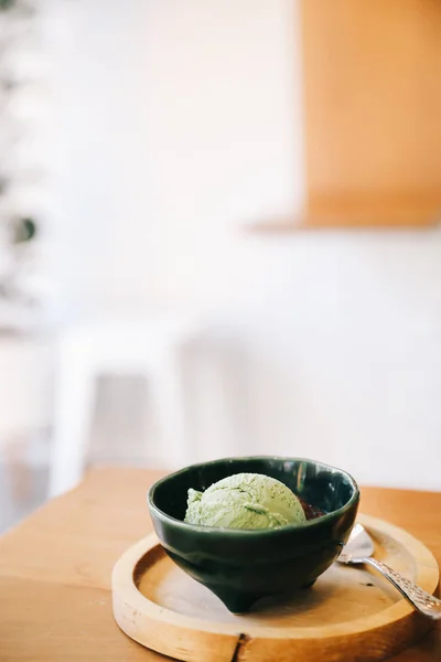 咖啡店木桌上的红豆日本绿茶冰淇淋 — 图库照片